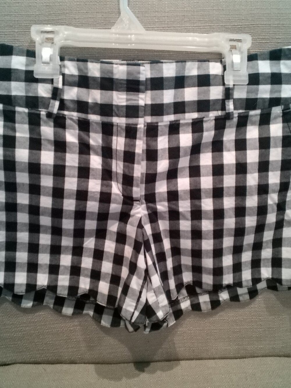 (323) Ann Taylor Blue / White Plaid Scalloped Hem shorts